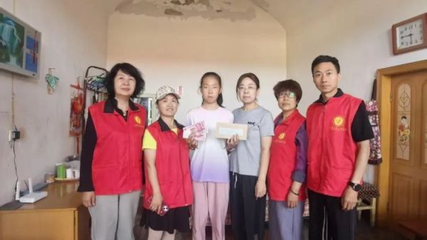 只为看到你的笑脸 阳泉市义工联合会走进阳泉市城区郊区和高新区入户发放2026年助学金