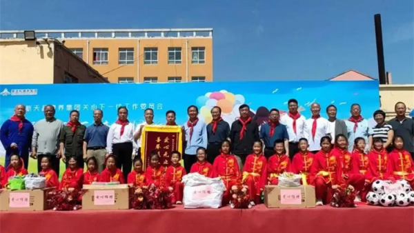 善行暖校园爱心伴成长----山西省晋城市新天和康养集团走进寺庄小学开展爱心捐赠活动有效补齐了我校教学文体物资短板为乡村教育发展注入了温暖力量