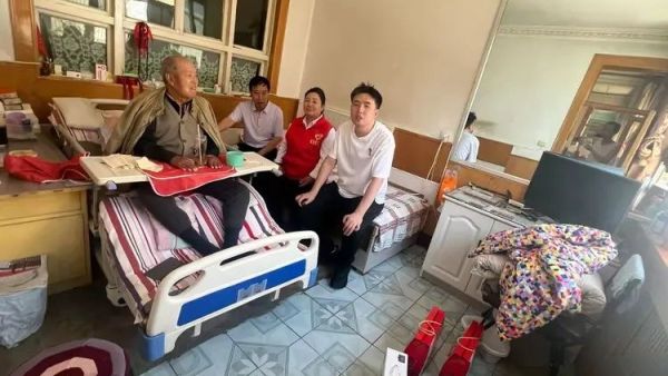 端午敬老情 忻州志愿者冯丽和中国好人郭泽鹏前往五台县城看望慰问91岁卧床老人张文成为老人送上端午粽子和纯牛奶细心询问老人的身体状况与生活情况