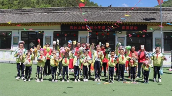 公益暖童心六一伴成长----忻州市爱心公益协会情系深山小学走进五台山杨柏峪小学与全校师生共庆六一将满载善意的文具体育用品零食爱心物资悉数送达校园