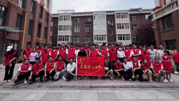 太原市志愿者小分队在高考前一天帮助解答考生问题提前为考生和家长储备高考用水