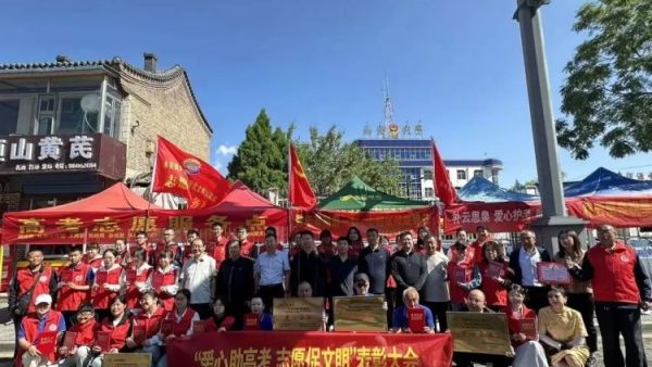 微光汇星河大爱助远航----浑源县残联扶残助残志愿者协会58位志愿者参加第六届爱心助高考志愿促文明志愿服务活动累计发放6000瓶矿泉水