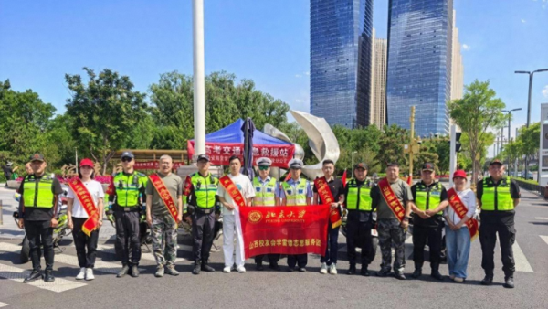 戎心护高考微光暖前程 太原市老军营街道退役军人服务站携神舟老班长志愿服务团山西最美退役军人在考点周边开展公益助考志愿服务用暖心守护为青春护航