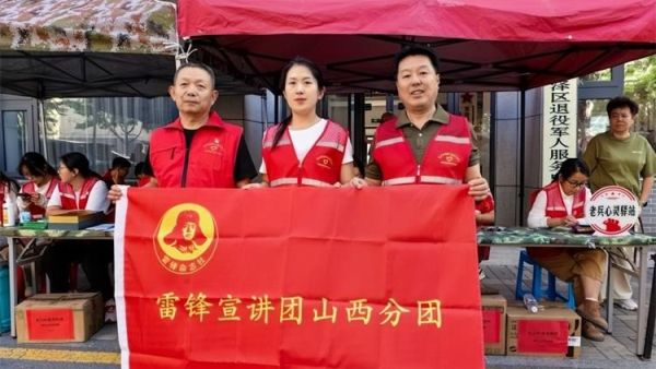 志愿红护航高考 雷锋宣讲团山西分团联合太原市继红工作室组织退役老兵及高校青年志愿者在太原五中考点温情守护学子逐梦路为陪考家长提供咨询引导应急帮扶等暖心服务