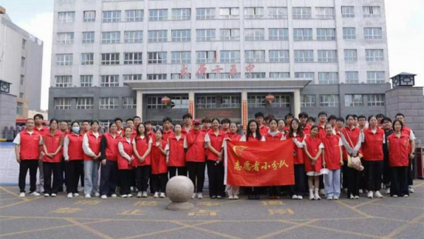 感谢所有在十五中助力高考的太原市志愿者小分队志愿者愿这份善意与温暖化作考生们笔下的生花妙笔也愿每一位默默奉献的志愿者在未来的日子里被世界温柔以待
