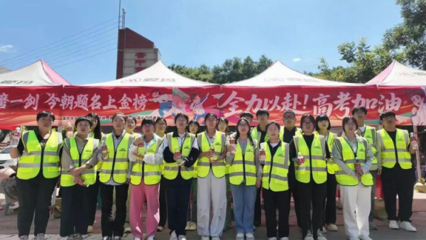 暖心护航高考志愿助力圆梦----太谷区心连心志愿者协会在太谷区职业中学高考考点开展高考志愿服务活动用实际行动为学子逐梦之路保驾护航