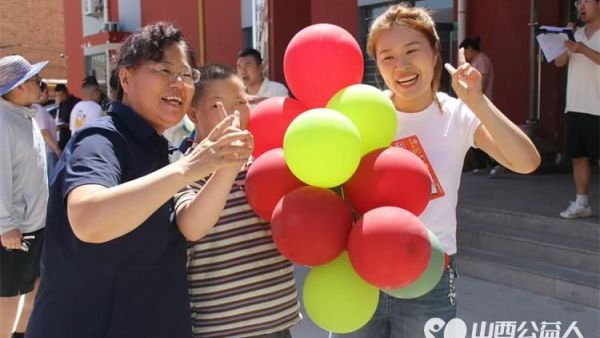 感谢抖音太原网红二黑小郝晨一家人走进太原市灵星社区康复中心开始关注心智障碍群体让更多的人来了解关注接纳孤独症群体