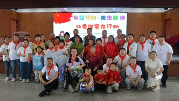 太原市阳光益佳信息服务有限公司在清徐县杨房小学开展迎六一·让爱回家在行动公益慰问活动为学校14名困境学生送上价值4000余元的助学金及爱心物品