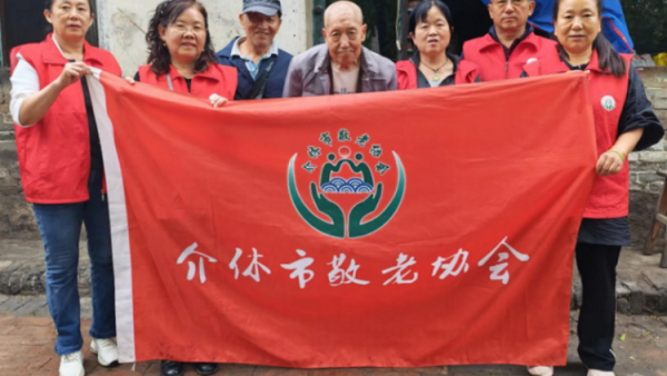 介休市敬老协会组织志愿者走进义安镇中堡村入户82岁田英老人家中为老人打扫室内外卫生理发洗漱剪指甲做饭包饺子