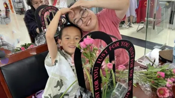 妙手拾花趣亲子悦时光----小店区平阳路街道滨东社区新时代文明实践站开展亲子插花体验活动辖区15组亲子家庭欢聚一堂以花为媒共度浪漫温馨的时光