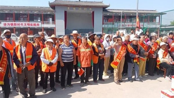 太原市阳光益佳信息服务有限公司在清徐徐沟镇东南坊村开展学习雷锋阳光精神让爱回家在行动公益活动