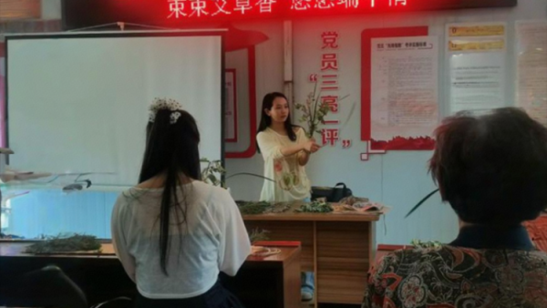 太原市尖草坪区新城街办东方社区举办束束艾草香悠悠端午情活动让居民沉浸式体验端午传统习俗