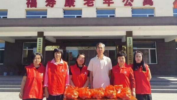 粽香传温情敬老暖人心----忻府区阳光爱心志愿者团队走进福寿康养老院开展端午慰问暖心活动将提前精心包制的粽子与爱心物资送至老人身边