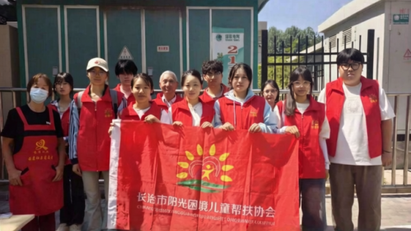 长治市阳光困境儿童帮扶协会无偿献血日来临之际宣传无偿献血走进长治园林东小区同时爱心义诊义务理发温暖居民心