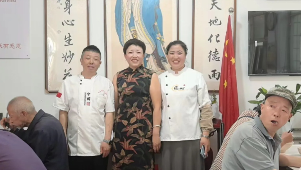 粽香裹寿桃温情满雨花----长治市小雨点公益思源组端午特别活动走进长治市雨花斋二部开展了一场别开生面的提前过端午免费供餐活动