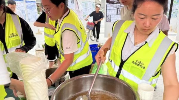 五月端午志愿忙｜晋中市太谷区心连心志愿者协会端午节联合协成乾客栈、鼓楼社区在太谷古县衙前广场、协成乾(协会古城驿站)精心熬制银耳雪梨汤开展端午送清凉公益活动
