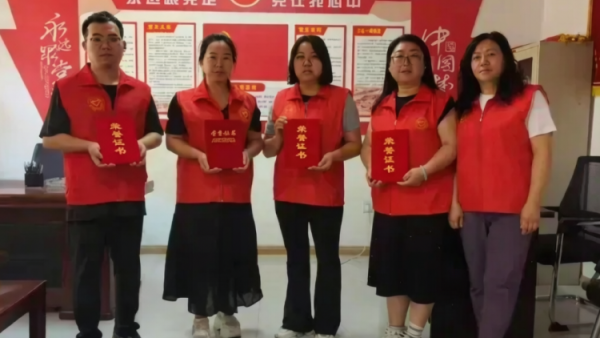 介休市公益事业促进会举办粽香迎端午·红心庆七一双节主题公益活动表彰了优秀志愿者慰问了8户居民赠送粽子米面油羊奶粉等爱心物资共同为困难群体筑牢温嗳防线