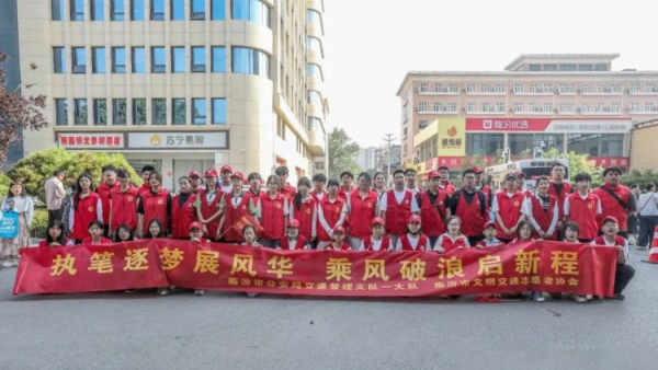 暖心护考筑梦起航｜临汾市文明交通志愿者协会志愿红守护中考路179名志愿者奔赴市区各考点与执勤交警并肩值守全力做好交通疏导与秩序维护