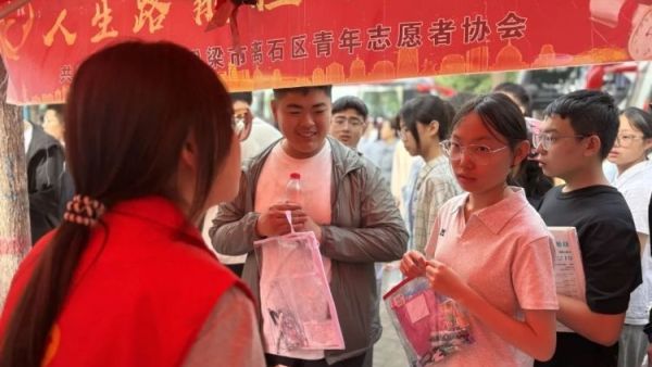 中考启幕有一种守护叫提前到场 2026年中考正式拉开帷幕吕梁市离石区青年志愿者协会持续开展中考志愿服务工作以青春之力守护少年逐梦征程用暖心服务营造安心有序的考试环境