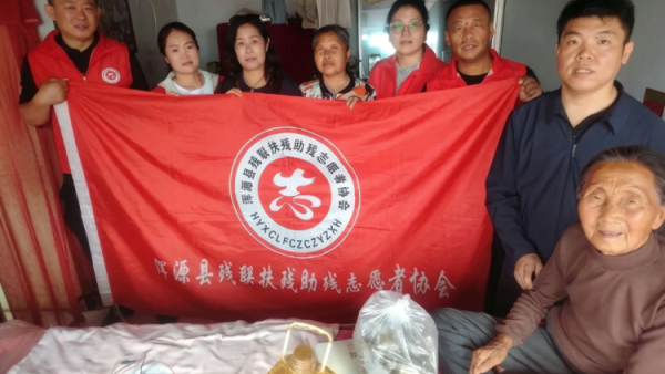 浓情端午送安康真情关怀暖人心----浑源县残联扶残助残志愿者协会开展端午送安康主题志愿服务活动走访慰问88岁高龄低保户半自理老人王某兰送上粽子牛奶方便面食用油等慰问品