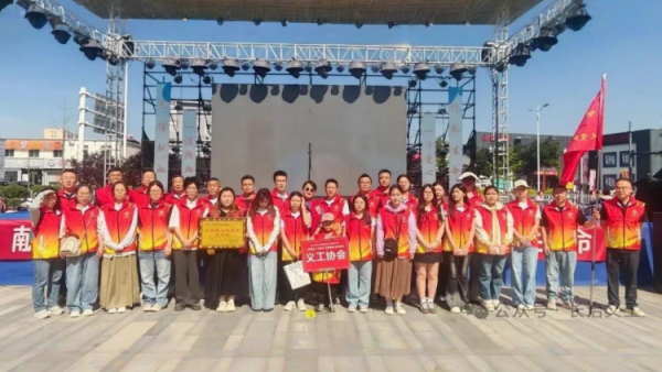 长治市义工协会组织志愿者参与长治市2026年世界献血者日无偿献血主题公益活动长治市义工协会应急献血队正式获授牌并多人无偿献血
