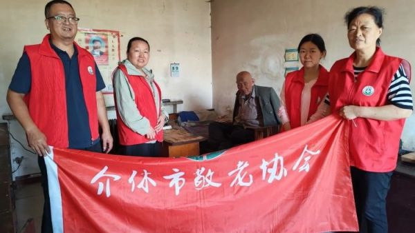 介休市敬老协会走进义安镇孟村入户86岁陈有功老人家中为老人打扫室内外卫生刷洗锅碗瓢盆做饭包饺子