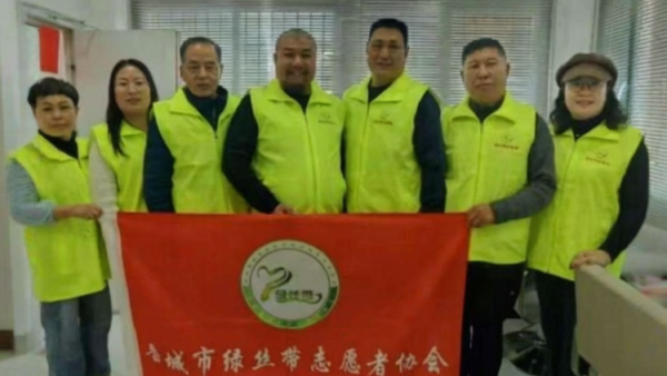 执剪刀裁暖 绿丝带传情----记一支夕阳红义务理发队他们是晋城市绿丝带志愿者协会夕阳红义务理发队用精湛手艺和暖心善意为特殊群体解决头等大事