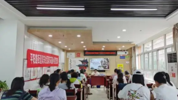 绳系初心迎端午编织温情暖邻里----小店区平阳路街道滨东社区开展迎端午五彩手绳手工编织主题公益活动辖区居民20余人参加活动进一步增强了社区的凝聚力与向心力