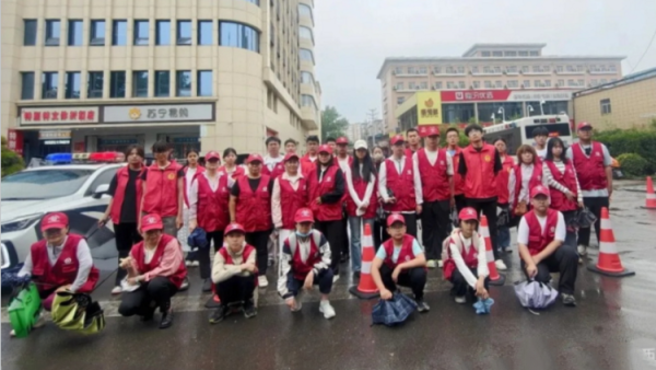 烈日与风雨同在这一抹志愿红为梦想护航----临汾市文明交通志愿者协会为期多日的中考交通劝导志愿服务正式落下帷幕感谢每一位无私奉献的护考人