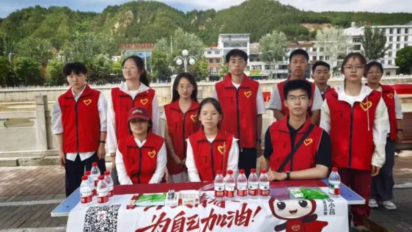先锋力量 丨共青团吕梁市委部署各县市区团组织460余名青年志愿者全城守护暖心相伴传递着共青团组织和青年志愿者对考生的关爱与祝福