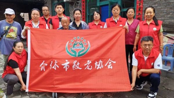 介休市敬老协会志愿者走进义安镇沙堡村入户张大海老人家中为老人打扫室内外卫生做饭包饺子让老人感受到节日的仪式感与社会的关怀暖意