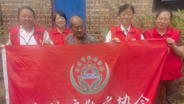 介休市敬老协会入户义安镇北辛武村郭锦建老人家中为老人打扫室内外卫生刷洗锅碗瓢盆做饭包饺子