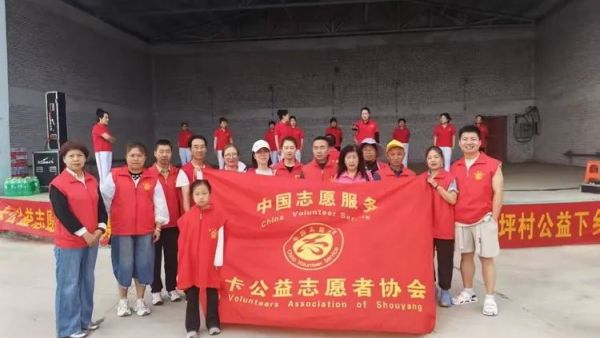 寿阳县卡卡公益联合山西寿阳焱岩发电公司走进南燕竹镇冀家坪村举办公益活动150名志愿者开展文艺汇演免费理发义诊理疗便民服务为61位六十岁以上老人送上61箱方便面