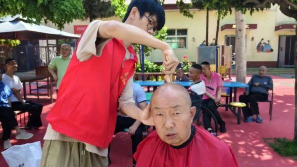 温情关爱暖夕阳义务理发敬老院----长治市阳光困境儿童帮扶协会组织志愿者走进下秦敬老院开展爱心义务理发志愿服务活动