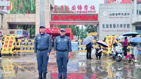 暖心护航中考静候少年金榜题名----长治蓝天救援队队员兵分两路驻守长治六中实验中学两大中考考点开展应急安全助考保障把对孩子的期许用陪伴考生提笔圆梦金榜题名