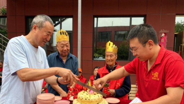 父爱绵长生辰温暖｜太原市比家美养老院双份暖意温暖相伴夕阳红致敬院内可敬可爱的父辈长者们为生辰寿星庆福寿暖时光