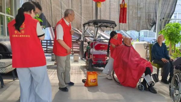 情暖福乐爱心伴夕阳 长治市阳光困境儿童帮扶协会走进潞州区福乐养老院备好水果日用慰问品慰问老人用实际行动传递孝老爱亲温情
