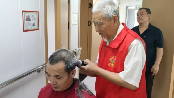 温情父亲节义剪暖夕阳----长治市阳光困境儿童帮扶协会走进下秦敬老院开展父亲节专属义务理发志愿服务活动用贴心服务致敬岁月里每一位平凡的父亲