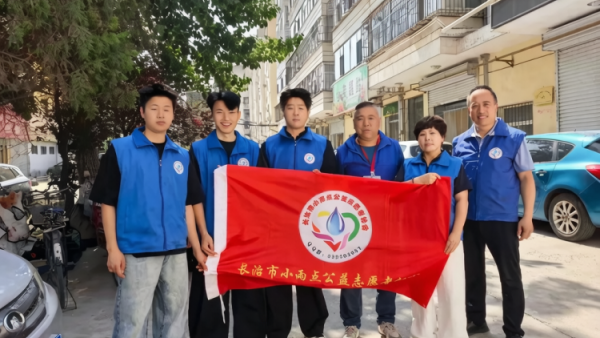 因为爱所以奉献----长治市小雨点公益志愿者协会六名志愿者来到隆福饭店免费素食餐厅（原雨花斋二部）为那里的老人进行义务理发义务帮厨活动