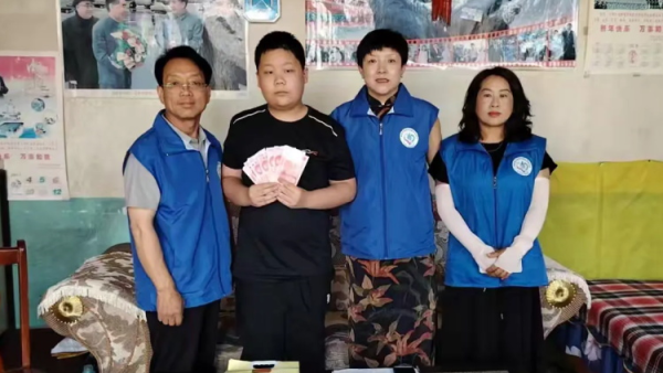 长治市小雨点公益志愿者协会思源组开展了帮扶儿童回访活动准备了五常大米每家一袋帮扶金每人1000元将切实帮助帮扶家庭缓解部分生活压力