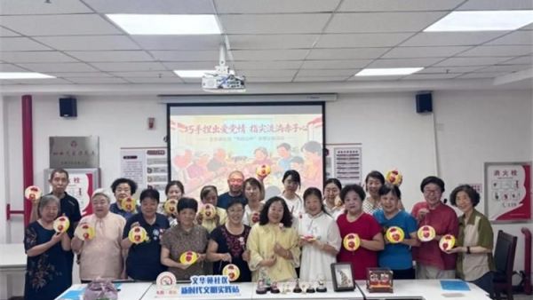 巧手捏出爱党情指尖流淌赤子心----太原市文华苑社区举办面塑公益活动以面塑艺术为载体传递红色正能量的暖心之举在点滴活动中凝聚起奋进新时代的温暖力量