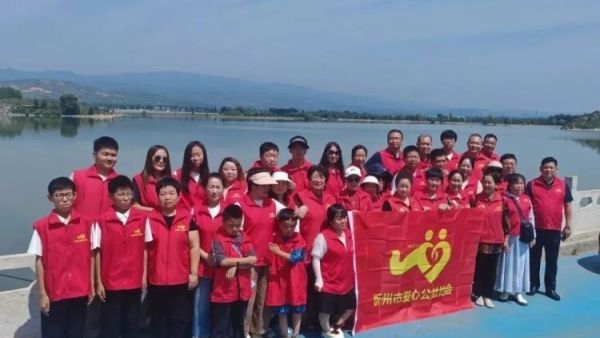 志愿红守护双乳湖一一忻州市爱心公益协会前往双乳湖开展环境卫生清扫志愿活动向过往游客宣传环保理念倡导文明出游