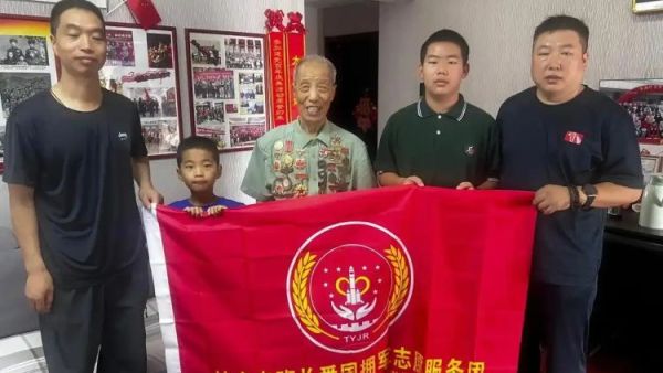 喜迎建党105周年 太原市神舟老班长爱国拥军志愿服务团组织太原37中学和新建路小学学生志愿者开展走访慰问94岁老革命老党员吕良红色教育活动