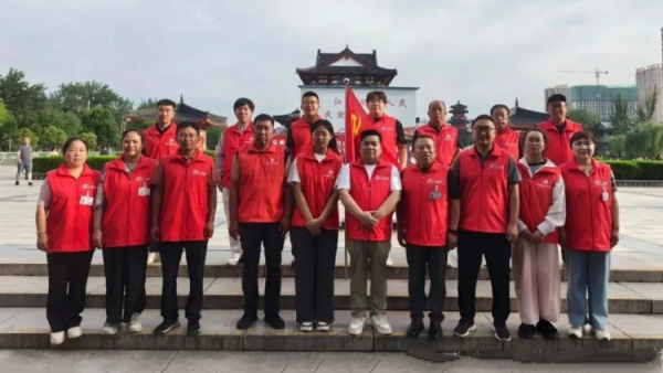 以党建为引领汇聚志愿力量----盐湖区龙居镇赎马村党支部助力盐湖区志愿者协会爱心早餐为环卫工人送来了清凉的西瓜和解暑的饮料温暖着现场每一个人