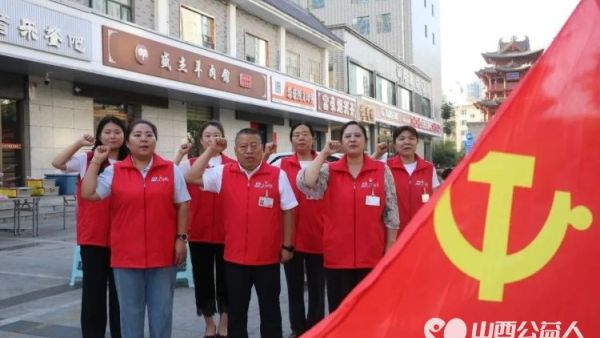 党旗引领志愿红----盐湖区志愿者协会党建+公益献礼七一协会支部组织党员志愿者参与了关爱环卫工人·爱心早餐公益活动让群众在细微处感受到了党的温暖