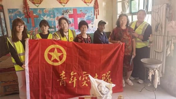 情暖七一致敬老党员----文水县爱心帮扶志愿者协会开展慰问老党员暖心活动让老党员感受到社会公益力量带来的温暖也让全体志愿者接受了一次深刻的红色教育