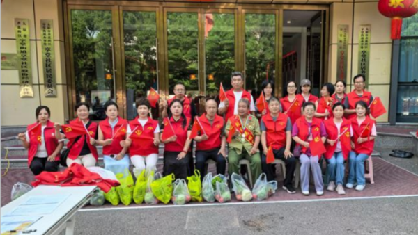 庆七一践初心暖民心献大爱----太原市和谐社区联合赵海生雷锋团在享堂社区开展公益义剪爱心蔬菜慰问活动为辖区老人残疾及困难家庭送上节日温暖