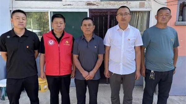 烈火映初心平凡铸担当 临县青年志愿者协会与山西文化发展基金会联合组织开展走访慰问老党员主题活动走进老党员薛侯平家中询问他的日常生活和家庭情况