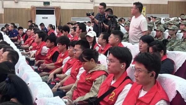 聆听老兵红色宣讲志愿同行传承红色薪火｜吕梁市离石区青年志愿者协会组织志愿者参与山西省老兵宣讲团弘扬长征精神争当复兴先锋主题巡回宣讲报告会现场会务秩序引导等保障服务