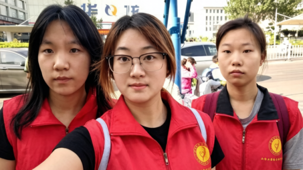 爱心护学岗暖心护成长----阳泉市义工联合会2026年6月组织阳泉义工参加护学岗服务守护着小学生的上学平安路